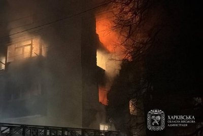 У Чугуєві на Харківщині дрон РФ влучив у п'ятиповерхівку У Чугуєві на Харківщині дрон РФ влучив у п'ятиповерхівку