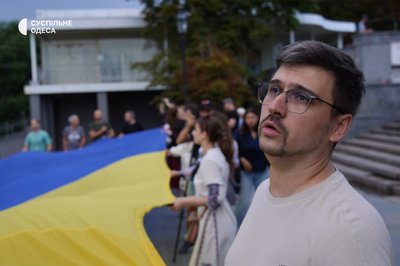 В Одесі вперше з початку повномасштабної війни на Потьомкінських сходах розгорнули стяг до Дня прапора В Одесі вперше з початку повномасштабної війни на Потьомкінських сходах розгорнули стяг до Дня прапора