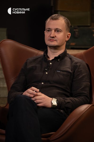 Керівник фонду допомоги армії "Повернись живим" Тарас Чмут під час інтервʼю Суспільному, Київ, 20 листопада 2025 року Керівник фонду допомоги армії "Повернись живим" Тарас Чмут під час інтервʼю Суспільному, Київ, 20 листопада 2025 року