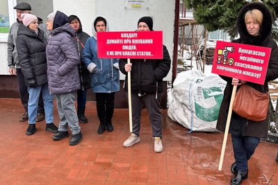 На Житомирщині під час мітингу гендиректора лікарні кинули у сміттєвий бак На Житомирщині під час мітингу гендиректора лікарні кинули у сміттєвий бак