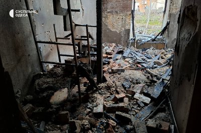 Понад 100 вибитих вікон та пошкоджені житлові будинки: фото наслідків вечірньої атаки на Одесу Понад 100 вибитих вікон та пошкоджені житлові будинки: фото наслідків вечірньої атаки на Одесу