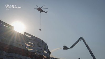 Вигоріло близько 100 тис. кв.м: на Київщині загасили масштабну пожежу на складах після атаки РФ