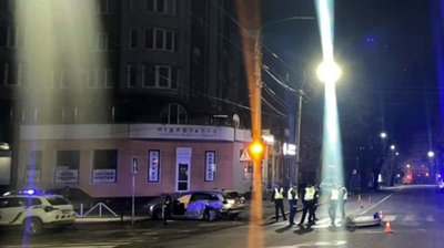 Аварія на перехресті вулиць Грушевського та Подільської Аварія на перехресті вулиць Грушевського та Подільської