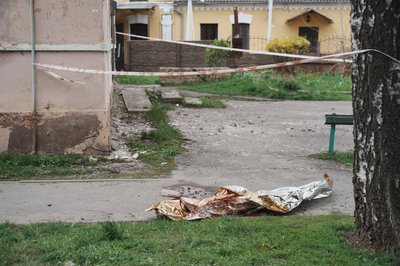 Місце, де внаслідок російської атаки загинув чоловік, Чугуїв, 28 квітня 2026 року Місце, де внаслідок російської атаки загинув чоловік, Чугуїв, 28 квітня 2026 року