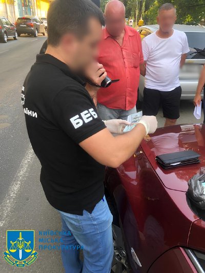 У Києві судитимуть двох чоловіків, у яких вилучили понад 60 тисяч фальшивих доларів США У Києві судитимуть двох чоловіків, у яких вилучили понад 60 тисяч фальшивих доларів США