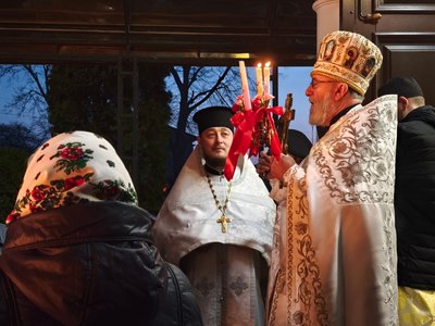 Священники Дмитро Костащук (справа) та Василь Пазюк (зліва) на великодньому богослужінні в Заставні Священники Дмитро Костащук (справа) та Василь Пазюк (зліва) на великодньому богослужінні в Заставні
