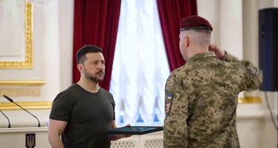 Президент України вручив нагороду заступнику командира житомирської 95-ї бригади Президент України вручив нагороду заступнику командира житомирської 95-ї бригади