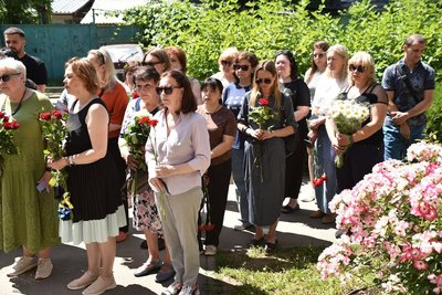 Люди, які прийшли на відкриття меморіальної дошки Віталію Спиці, Холодногірський район Харкова, 24 червня 2026 року Люди, які прийшли на відкриття меморіальної дошки Віталію Спиці, Холодногірський район Харкова, 24 червня 2026 року