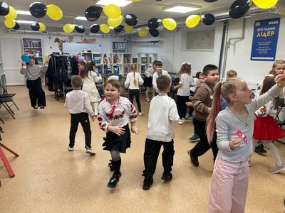 Діти в підземному освітньому центрі в Ізюмі Діти в підземному освітньому центрі в Ізюмі