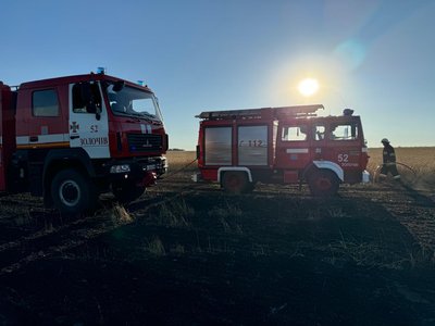Росія вдарили по пшеничному полю на Харківщині Росія вдарили по пшеничному полю на Харківщині