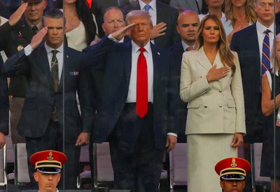 У США в день народження Трампа відбувся військовий парад. Він супроводжувався протестами по країні