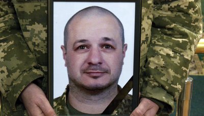 У Луцьку попрощалися із загиблим на Донеччині 40-річним бійцем Андрієм Лащуком У Луцьку попрощалися із загиблим на Донеччині 40-річним бійцем Андрієм Лащуком