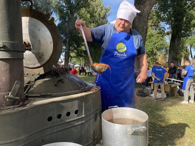 Варили і місцеві, і переселенці: у Теофіполі на Хмельниччині пройшов фестиваль "Щирий борщ"