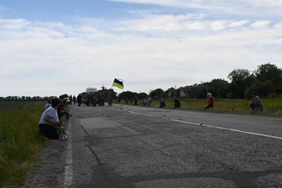 Загиблого військового провели "живим коридором"