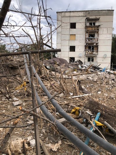 Розбитий багатоквартирний будинок у Боровій Розбитий багатоквартирний будинок у Боровій