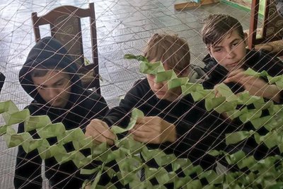 На Житомирщині волонтери Чуднівської громади за рік виготовили понад 100 маскувальних сіток для військових На Житомирщині волонтери Чуднівської громади за рік виготовили понад 100 маскувальних сіток для військових