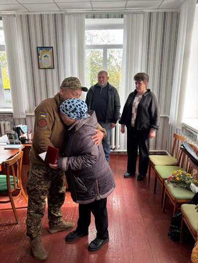 Матері загиблого оборонця Романа Ільчука із Вінниччини передали посмертну нагороду сина Матері загиблого оборонця Романа Ільчука із Вінниччини передали посмертну нагороду сина