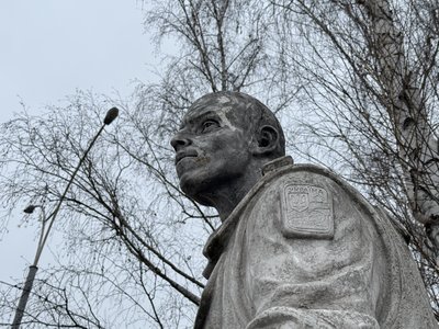 У Сумах невідомі пошкодили пам'ятник воїну АТО У Сумах невідомі пошкодили пам'ятник воїну АТО
