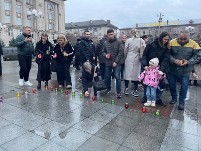 Свічки як символ пам'яті: у Черкасах вшанували жертв Голодоморів Свічки як символ пам'яті: у Черкасах вшанували жертв Голодоморів