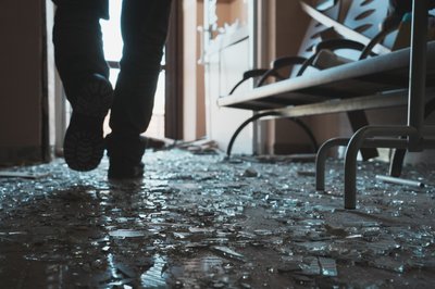 Скло на підлозі вокзалу в Лозовій