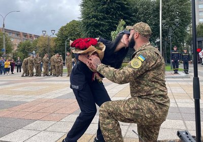 У Черкасах нацгвардієць освідчився коханій у День Прапора