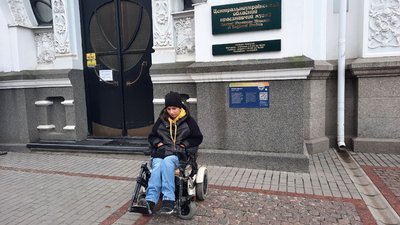 У музеї Кропивницького встановили підйомник для людей з порушеннями руху У музеї Кропивницького встановили підйомник для людей з порушеннями руху