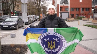 Олеся Хомутко із прапором бригади, де служать її чоловік та син, на акції на підтримку полонених та безвісти зниклих захисників, Хмельницький Олеся Хомутко із прапором бригади, де служать її чоловік та син, на акції на підтримку полонених та безвісти зниклих захисників, Хмельницький