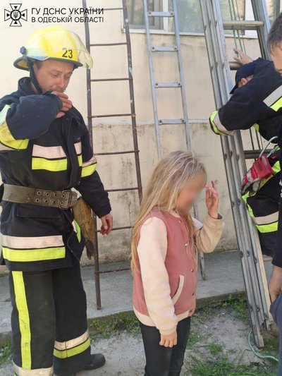 В Одеській області врятували дівчинку, яка ледь не зірвалась з другого поверху В Одеській області врятували дівчинку, яка ледь не зірвалась з другого поверху