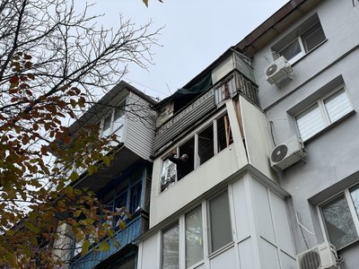 "Сильні вибухи були. Повилітало скло, рами погнуло". Що говорять очевидці про обстріл Дніпровського району Херсона "Сильні вибухи були. Повилітало скло, рами погнуло". Що говорять очевидці про обстріл Дніпровського району Херсона