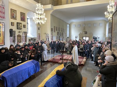У Полтаві прощаються із двома військовими, які загинули на війні з РФ У Полтаві прощаються із двома військовими, які загинули на війні з РФ