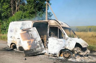 Автівка, яка була пошкоджена внаслідок російського удару по автошляху у Великобурлуцькій громаді, 1 вересня 2026 року Автівка, яка була пошкоджена внаслідок російського удару по автошляху у Великобурлуцькій громаді, 1 вересня 2026 року
