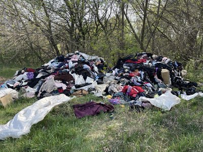 Біля села Гонтів Яр на Харківщині невідомі викинули гору секонд-хенду