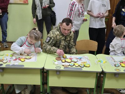 Свято для школярів, військові прийшли до дітей, військові з дітьми малювали писанки, тернопіль