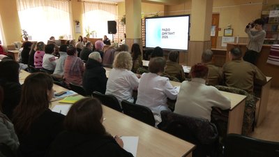 "Пишу для себе, щоб перевірити": переселенки долучилися до Радіодиктанту у Рівному "Пишу для себе, щоб перевірити": переселенки долучилися до Радіодиктанту у Рівному