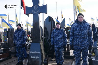 Покладання квітів і спільна молитва: в Одесі провели церемонію пам’яті на Західному кладовищі Покладання квітів і спільна молитва: в Одесі провели церемонію пам’яті на Західному кладовищі