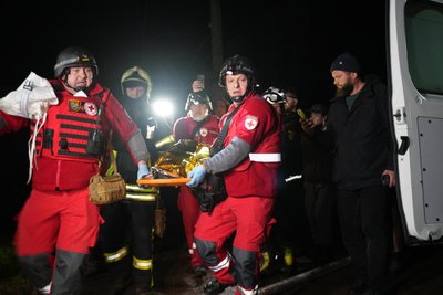 Волонтери Червоного Хреста на місці влучання у Шевченківському районі Харкова, 23 листопада 2025 року Волонтери Червоного Хреста на місці влучання у Шевченківському районі Харкова, 23 листопада 2025 року