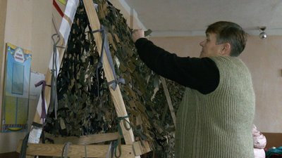 "З коштами проблеми": волонтерки із Вінниччини, які плетуть маскувальні сітки на фронт, мають дефіцит матеріалів "З коштами проблеми": волонтерки із Вінниччини, які плетуть маскувальні сітки на фронт, мають дефіцит матеріалів