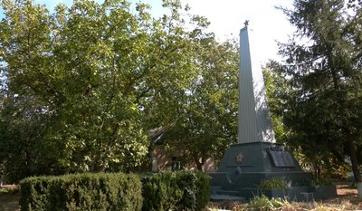 Скандал через серп і молот: чому в селі на Черкащині не декомунізували стелу Скандал через серп і молот: чому в селі на Черкащині не декомунізували стелу