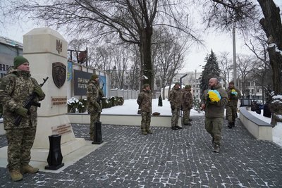 "Ланцюг Єдності": переселенці із Луганщини провели акцію до Дня Соборності України "Ланцюг Єдності": переселенці із Луганщини провели акцію до Дня Соборності України