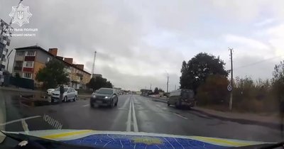 Не пропустила авто патрульних, які супроводжували загиблого бійця: водійку авто оштрафували на Рівненщині Не пропустила авто патрульних, які супроводжували загиблого бійця: водійку авто оштрафували на Рівненщині