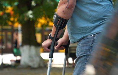 "Зробіть ноги, піду на війну": ветеран таксує, аби оплатити собі протезування "Зробіть ноги, піду на війну": ветеран таксує, аби оплатити собі протезування