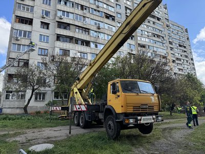 Автокран біля багатоповерхівки Автокран біля багатоповерхівки