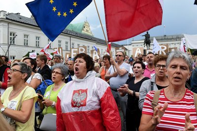 Протестувальники вигукують гасла перед президентським палацом у Варшаві, закликаючи президента Польщі відхилити законопроєкт про зміни в судовій системі, 23 липня 2017 року Протестувальники вигукують гасла перед президентським палацом у Варшаві, закликаючи президента Польщі відхилити законопроєкт про зміни в судовій системі, 23 липня 2017 року