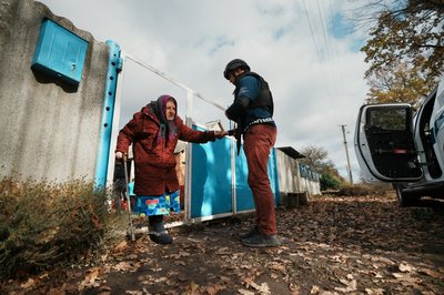 75-річна мати Світлани Пісьмєрової виходить зі свого подвір'я до евакуаційної автівки, Куп'єваха, 30 жовтня 2025 року 75-річна мати Світлани Пісьмєрової виходить зі свого подвір'я до евакуаційної автівки, Куп'єваха, 30 жовтня 2025 року