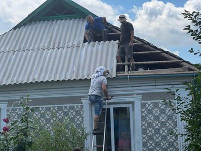 "Дивилися по вулицях, чи всі живі": як на Хмельниччині ліквідовують наслідки нічної атаки 21 липня "Дивилися по вулицях, чи всі живі": як на Хмельниччині ліквідовують наслідки нічної атаки 21 липня