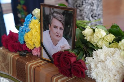 "Вона була справжня і нічого не боялась": у Миколаєві попрощалися з херсонською волонтеркою Оленою Тарасенко "Вона була справжня і нічого не боялась": у Миколаєві попрощалися з херсонською волонтеркою Оленою Тарасенко