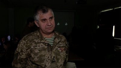"Це ніколи не буде зайвим": як черкаські школярі вивчають "Захист України" "Це ніколи не буде зайвим": як черкаські школярі вивчають "Захист України"