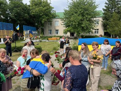 Чотири роки був у російському полоні: у селі на Вінниччині зустріли морпіха Романа Пастуха Чотири роки був у російському полоні: у селі на Вінниччині зустріли морпіха Романа Пастуха