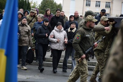 Люди прийшли провести захисника у останню дорогу