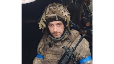 На Чернігівщині попрощалися з Владиславом Малишем, Сергієм Сухомлином та Володимиром Гужвою, які загинули на фронті На Чернігівщині попрощалися з Владиславом Малишем, Сергієм Сухомлином та Володимиром Гужвою, які загинули на фронті